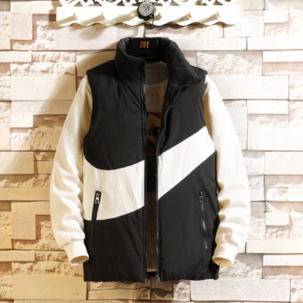 Schwarze, offene, ärmellose Fußball-Sportjacke mit einem großen weißen Komma diagonal über einem off-white Sweatshirt. Sie wird von vorne auf einem Kleiderbügel an einem Garderobenständer an einer Wand mit off-white Verblendung ausgestellt.