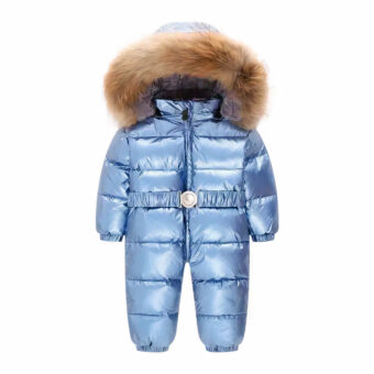 Blauer Baby-Daunenanzug auf weißem Hintergrund.