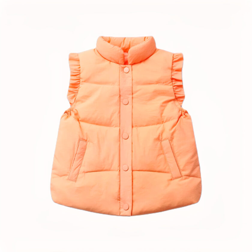 Sie sehen eine hübsche, ärmellose Daunenjacke in Korallenfarbe. Die Ränder an den Schultern sind gerafft, was einen sehr femininen Eindruck macht. Das Kleidungsstück wird auf weißem Hintergrund präsentiert.