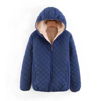 Dunkelblaue, kurze, gesteppte Daunenjacke mit gefütterter Innenseite und Kapuze auf weißem Hintergrund.