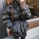 Schwarze Daunenjacke, Damenmodell, tailliert und gepolstert.
