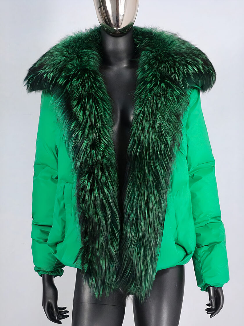 Grüne Daunenjacke aus dunkelgrünem Pelz auf einer schwarzen Plastikpuppe