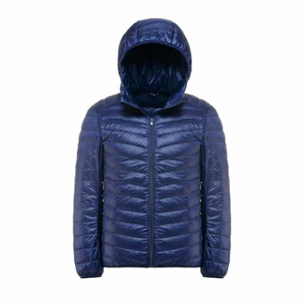 Blaue Daunenjacke mit Kapuze auf weißem Hintergrund.