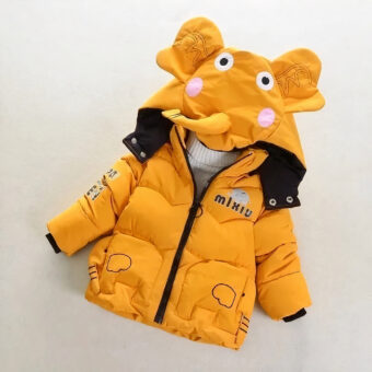 Sehr hübsche gelbe Daunenjacke mit einer Kapuze, die mit Ohren und einem Rüssel verziert ist. Das Kind wird wie ein kleiner Elefant aussehen.