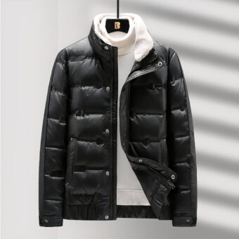 Schwarze, gesteppte Daunenjacke mit Fleecekragen; grauer Hintergrund mit Schatten.