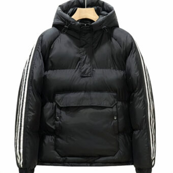 Schwarze Daunenjacke mit weißen Strichen an den Ärmeln und der Kapuze, weißer Hintergrund.