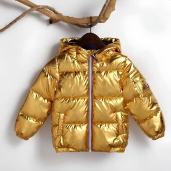 Goldene Daunenjacke für Kinder mit Kapuze auf einem Bügel, der an einem Ast hängt. Weißer Hintergrund.