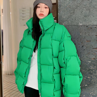 Grüne Oversize-Daunenjacke für Frauen. Gute Qualität und sehr bequem.
