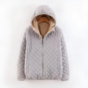 Graue Daunenjacke mit gefütterter Kapuze, weißer Hintergrund.