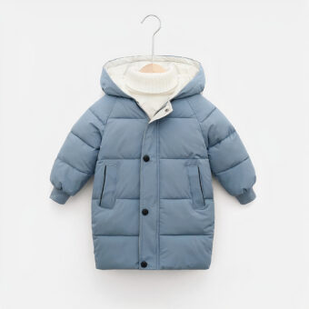 Sie sehen eine hübsche halblange blaue Daunenjacke mit einer Kapuze. Die Ärmelbündchen sind verengt.