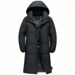 Lange schwarze Daunenjacke mit Kapuze auf weißem Hintergrund.