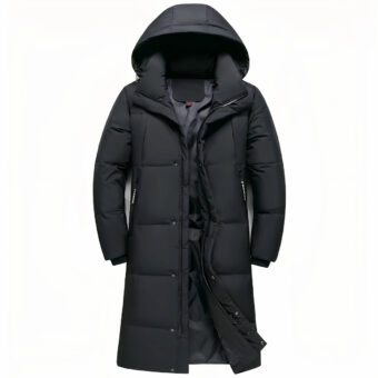 Lange schwarze Daunenjacke mit Kapuze auf weißem Hintergrund.