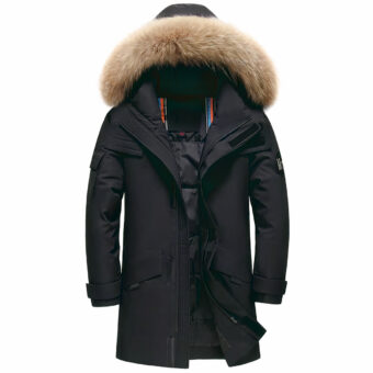 Schwarze Daunenjacke mit Pelzkapuze auf weißem Hintergrund.