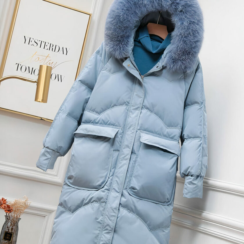 Blaue Daunenjacke mit Kapuze und Entendaunenfüllung für Frauen.