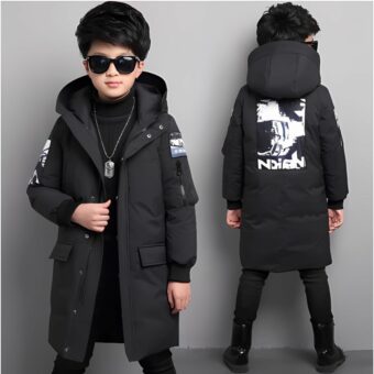 Lange schwarze Daunenjacke mit Kapuze für Jungen, getragen von einem kleinen Jungen, der eine Sonnenbrille trägt und schwarze Haare hat. Gute Qualität und sehr bequem.