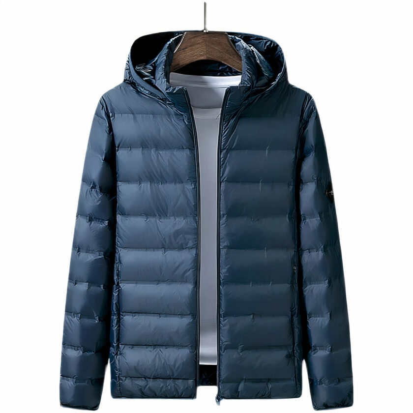 Blaue Daunenjacke, die auf einem Kleiderbügel hängt, weißer Hintergrund.