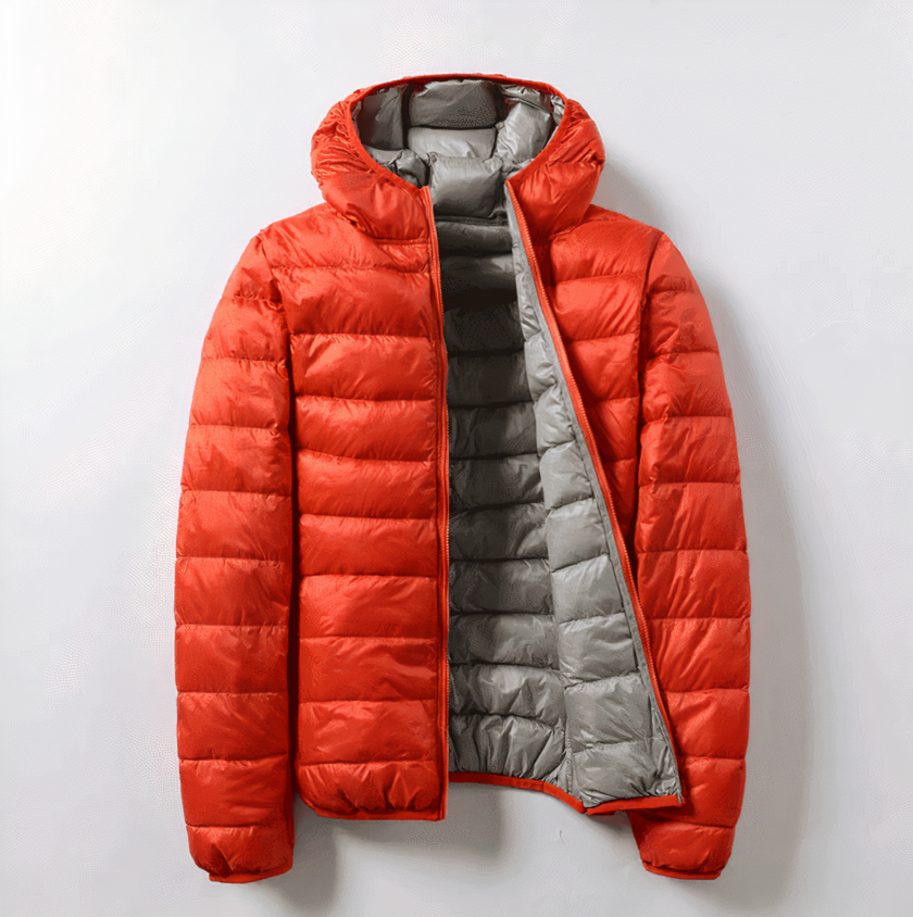 Sie sehen eine wendbare Daunenjacke auf weißem Hintergrund. Die Außenseite ist orangerot und die Innenseite hellgrau.
