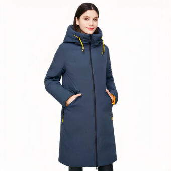Dunkelhaarige Frau in einem marineblauen Daunenparka auf weißem Hintergrund.