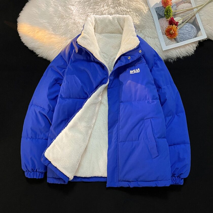 Elektrisch-blaue, wendbare Daunenjacke für Männer. Gute Qualität und sehr bequem.