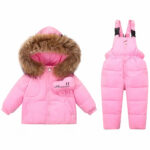 Rosa Baby-Daunenjacke mit Wolke auf weißem Hintergrund.