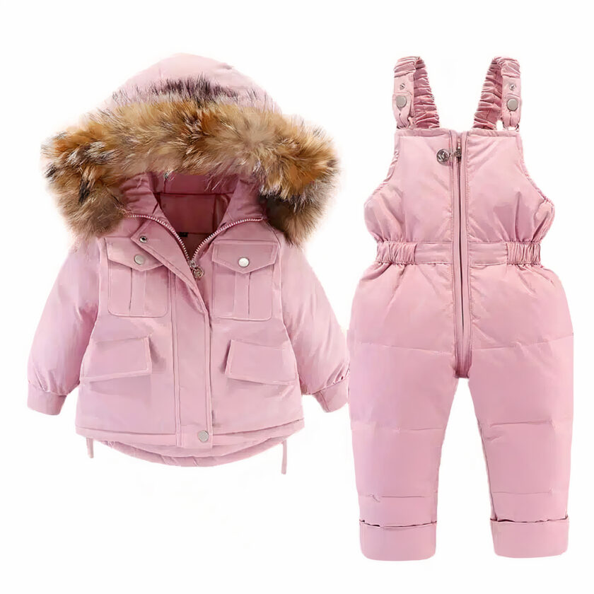 Rosa Winterjacke für Baby-Mädchen auf weißem Hintergrund.