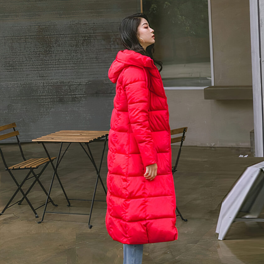Extra lange rote Daunenjacke mit Kapuze für Frauen.