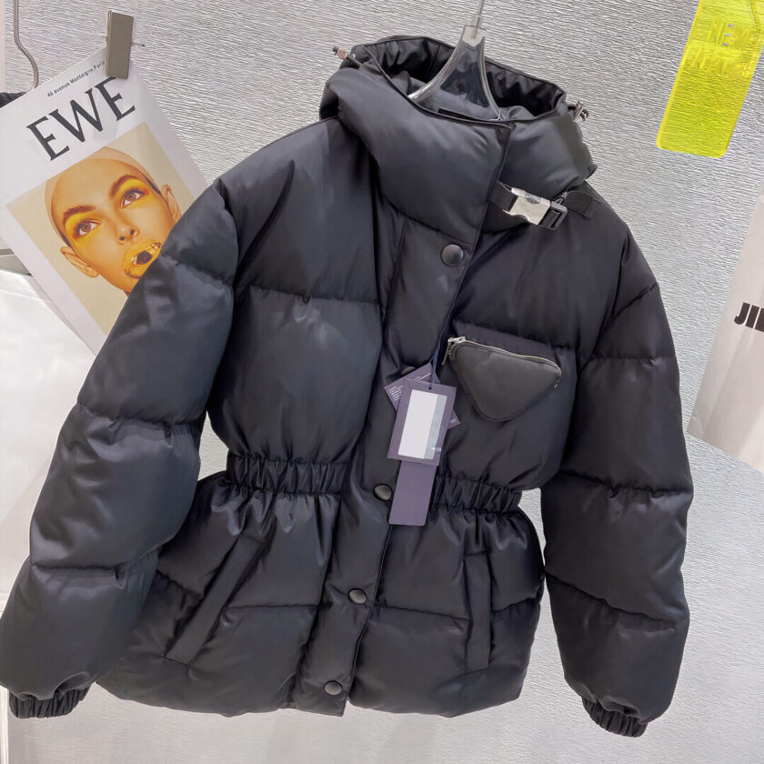Schwarze, taillierte Daunenjacke für Damen, die auf dem Träger gepolstert ist.