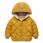Sie sehen eine einfache, leichte, gesteppte Daunenjacke mit einer Kapuze. Das Kleidungsstück ist senfgelb. Die Ärmelbündchen sind eng. Der Hintergrund des Bildes ist weiß.