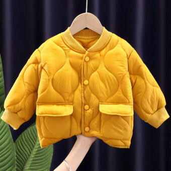 Sie sehen hier eine sehr schöne senfgelbe Daunenjacke für Kinder. Sie ist gesteppt, hat zwei Taschen auf der Vorderseite und Knöpfe zum Schließen der Daunenjacke.