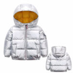 Foto einer silbernen Daunenjacke für Kinder von vorne und von hinten.