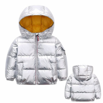Foto einer silbernen Daunenjacke für Kinder von vorne und von hinten.