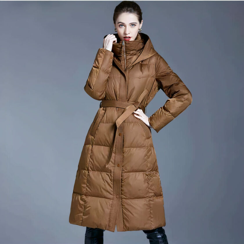 Braune Daunenjacke auf Modell für Damen, tailliert und gesteppt.