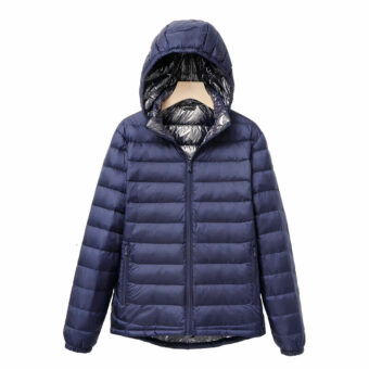Leichte marineblaue Daunenjacke mit Kapuze auf einem Bügel