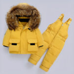 Warme Baby-Daunenjacke in Gelb auf Grau.