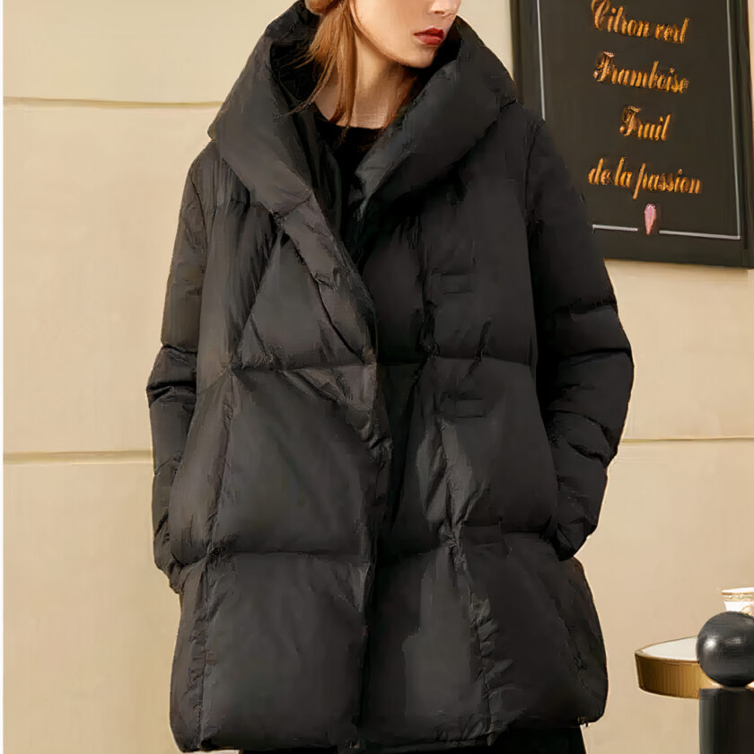 Dicke schwarze Daunenjacke mit Kapuze für Frauen. Gute Qualität und sehr modisch.