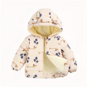 Beigefarbene Daunenjacke für kleine Mädchen mit Camel- und Marineblau-Muster. Sie ist sehr hübsch und wird auf weißem Hintergrund präsentiert.