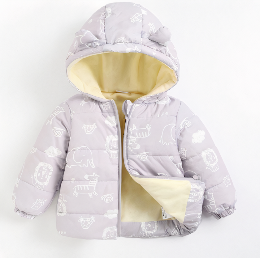 Wir sehen eine graue Daunenjacke mit Kapuze und kleinen Ohren, grau, mit kleinen Savannentieren in weiß. Das Kleidungsstück ist vollständig mit weißem Fleece gefüttert.