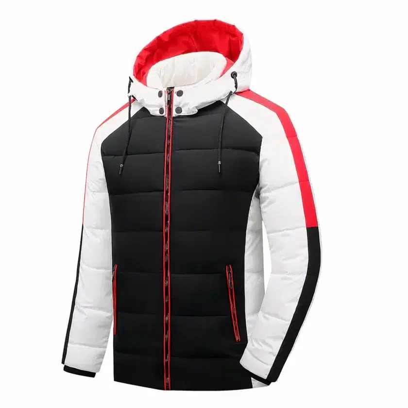 Dreifarbige Fußballjacke, die von vorne mit Kragen und Kapuze auf weißem Hintergrund gezeigt wird. Die Brust ist schwarz, die Ärmel sind weiß mit einem roten Streifen auf den Schultern und auf der Innenseite der Kapuze.