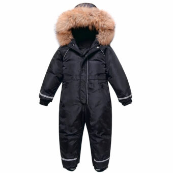 Warmer Winter-Daunenanzug für Jungen auf weißem Hintergrund.