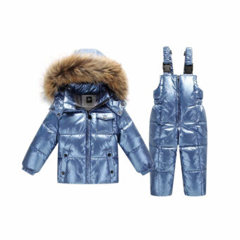 Warmer, zweiteiliger Overall mit Daunenjacke für Jungen in strahlendem Blau auf weißem Hintergrund.