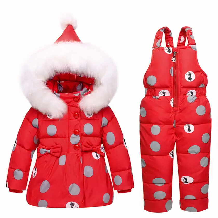 Rote Weihnachtsjacke für Babys auf weißem Hintergrund.