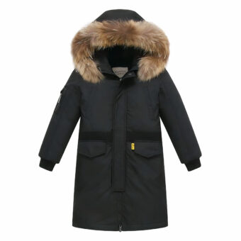 Schwarze Winterjacke mit hohem Kragen für Teenager auf weißem Hintergrund.