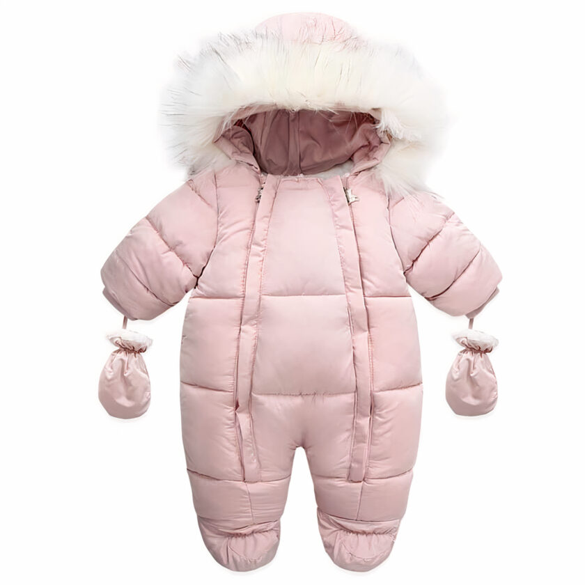 Rosa Winterschlaffsack für Neugeborene auf weißem Hintergrund.