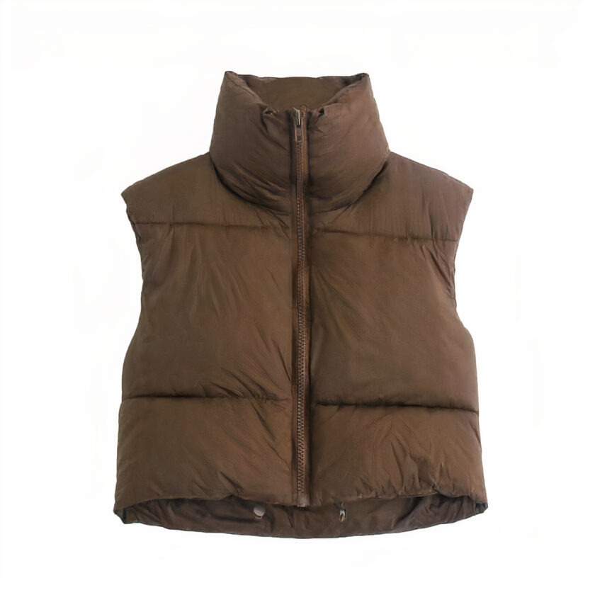 Ärmellose braune Daunenjacke auf weißem Hintergrund.