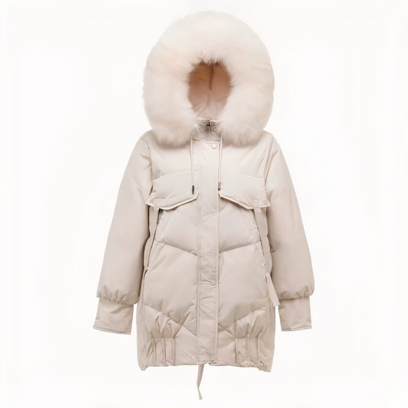 Foto einer beigen, halblangen Daunenjacke mit Kapuze in einem weißen Hintergrund