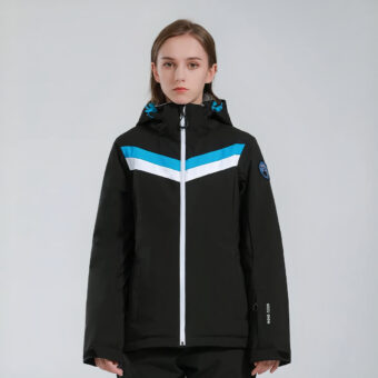 Frau, die eine schwarze Daunenjacke mit blauen und weißen Linien und einem weißen Reißverschluss trägt