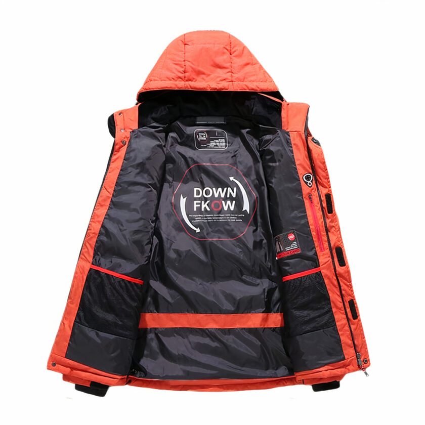 Innenseite einer orangefarbenen Herren-Ski-Daunenjacke auf einem weißen Hintergrund.