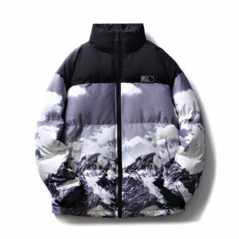 Auf weißem Hintergrund eine dicke Oversize-Daunenjacke, bei der die oberen Schultern in Schwarz und der Rest des Oberkörpers und der Ärmel mit einem Winterhimmel und einer realistischen Berglandschaft in Grau, Schwarz und Weiß bedruckt sind.