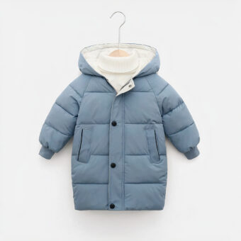 Blaue Daunenjacke für Kinder auf einem Bügel