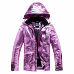Leuchtend violette Daunenjacke mit einer hochgezogenen Kapuze